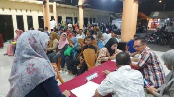 Ratusan warga Desa Pertapan Maduretno, Kecamatan Taman, Kabupaten Sidoarjo