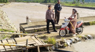 Polres Gayo Lues Bersama Brimob Kawal Keselamatan Warga Pasca Jembatan Putus