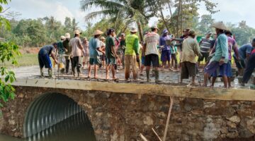 Genjot Pembangunan, Koramil 411-04/Tmj, Kodim 0411/KM, Bersama Ratusan Warga Gotong Royong Cor Jembatan Sungai Punggur Utara.