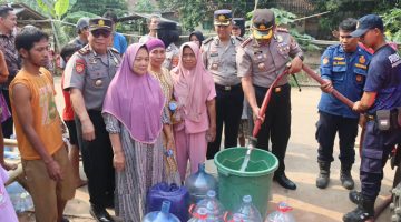 Kapolresta Tangerang Pimpin Pendistribusian Bantuan Ribuan Liter Air Bersih ke Sindang Jaya