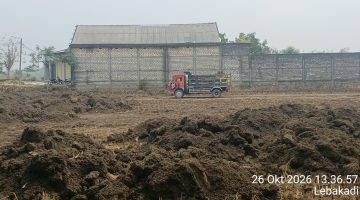 Proyek pendalaman waduk di Desa Lebakadi, Kecamatan Sugio, Kabupaten Lamongan yang dibiayai dari anggaran pemerintah mendapat sorotan tajam dari masyarakat